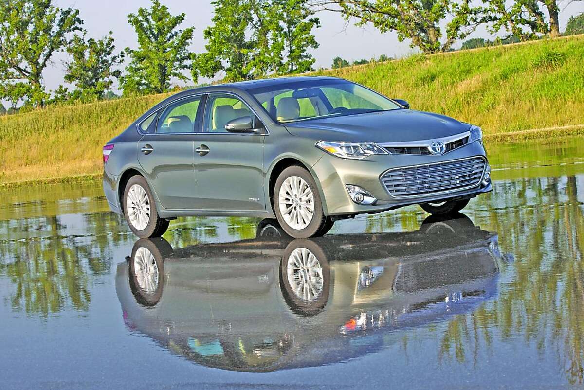 Fourth-generation Toyota Avalon arrives for 2013