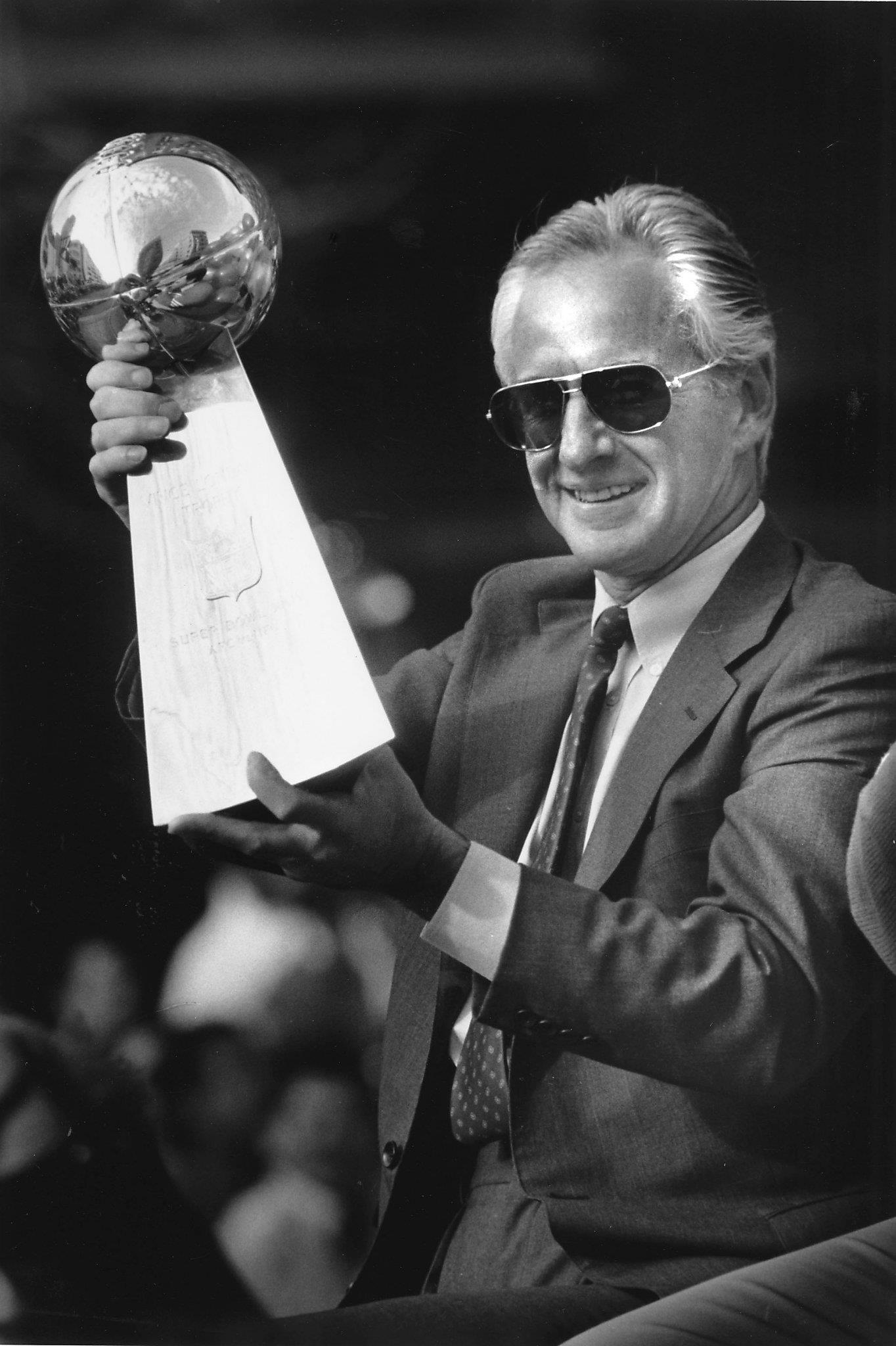 San Francisco, California, USA. 17th Dec, 1989. San Francisco 49ers vs  Buffalo Bills at Candlestick Park Sunday, December 17, 1989. 49ers beat  Bills 21-10. 49er Head Coach George Seifert gets help from