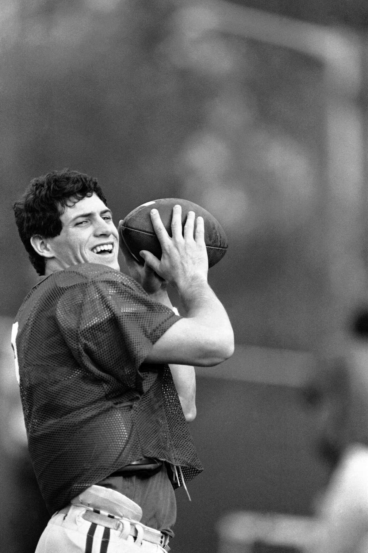 Quarterback Steve Young of the Los Angeles Express passes the ball in  News Photo - Getty Images