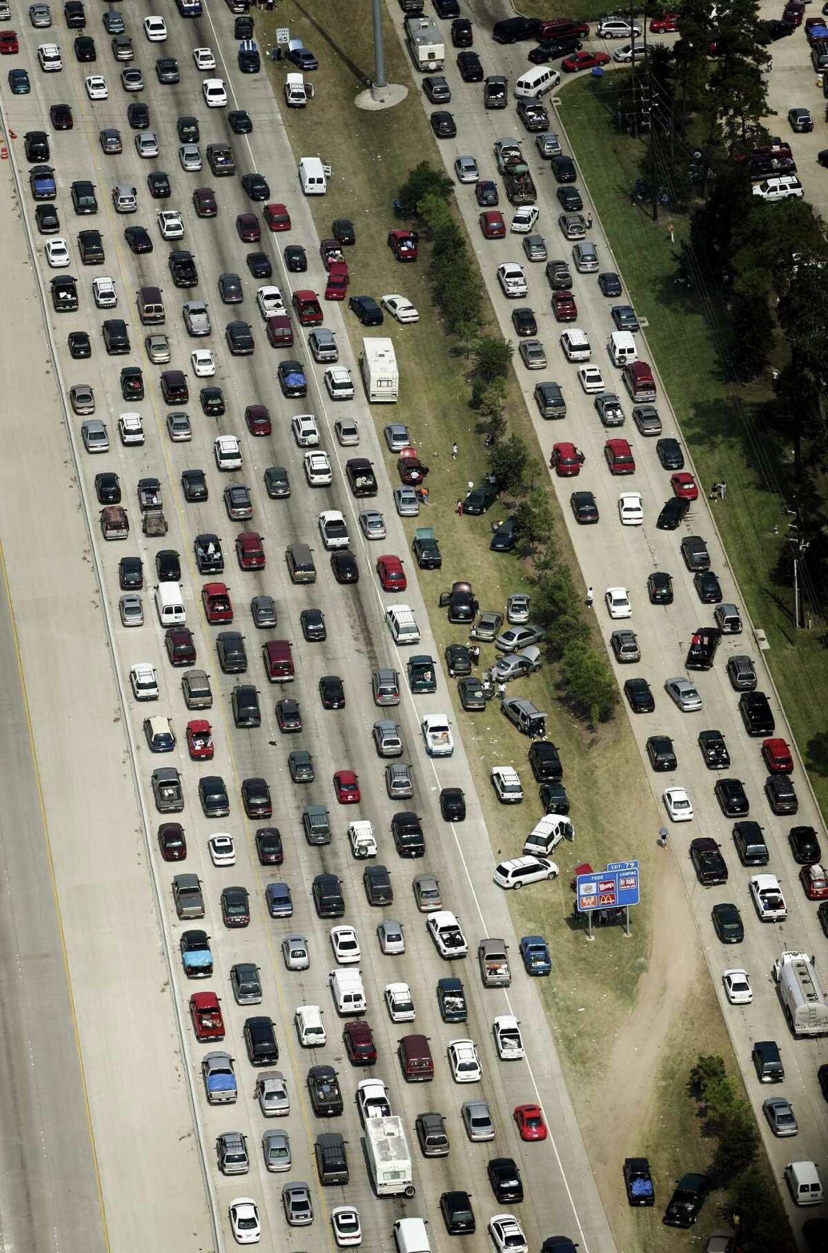 KRT US NEWS STORY SLUGGED: WEA-RITA KRT PHOTOGRAPH BY RALPH LAUER/FORT WORTH STAR-TELEGRAM (DALLAS OUT) (September 22) HOUSTON, TX -- Stranded motorists on the shoulder of Interstate 45 sit next to vehicles stuck in seven lanes of northbound traffic as Houston residents flee the city on Thursday afternoon, September 22, 2005 before Hurricane Rita arrives. (mvw) 2005