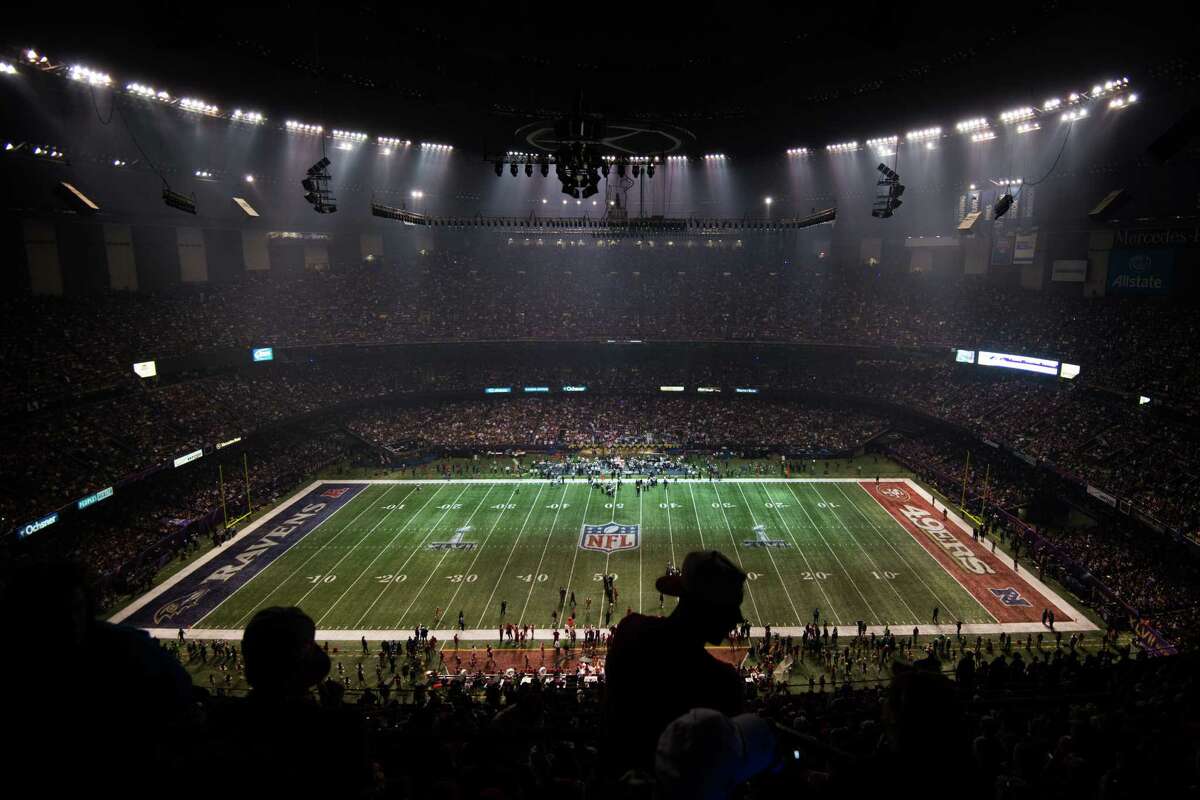 Superdome goes dark during Super Bowl XLVII