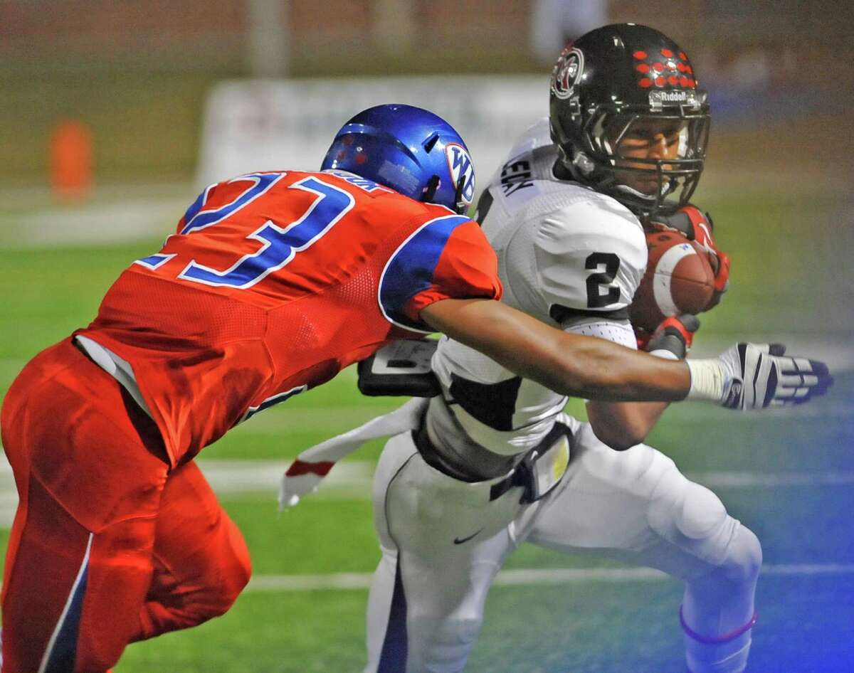 Twelve Port Arthur Memorial football players sign with colleges