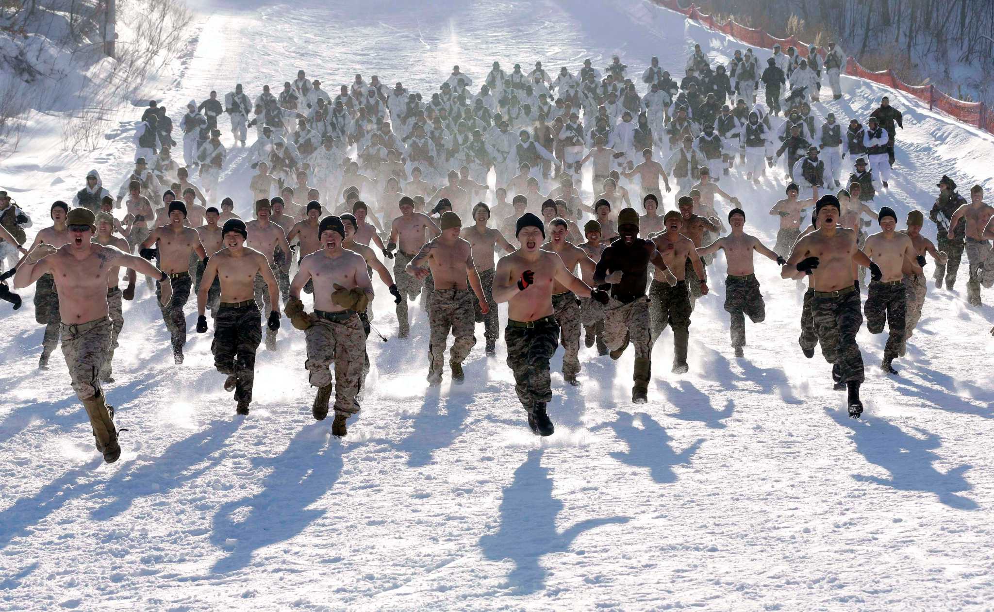 Армейский зим. Армия зима. Солдат зимой. Военные в зимнем лесу. Толпа солдат.