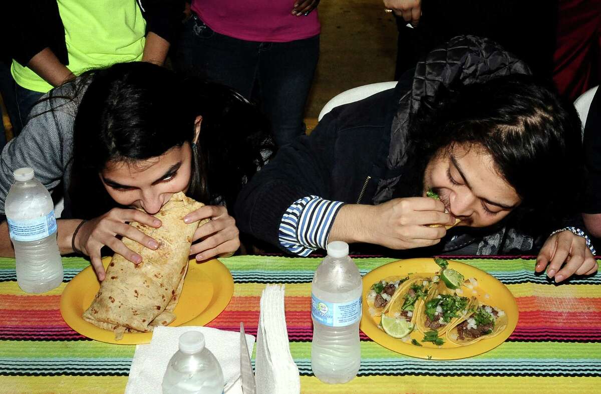 Restaurant hosts couples' taco eating contest