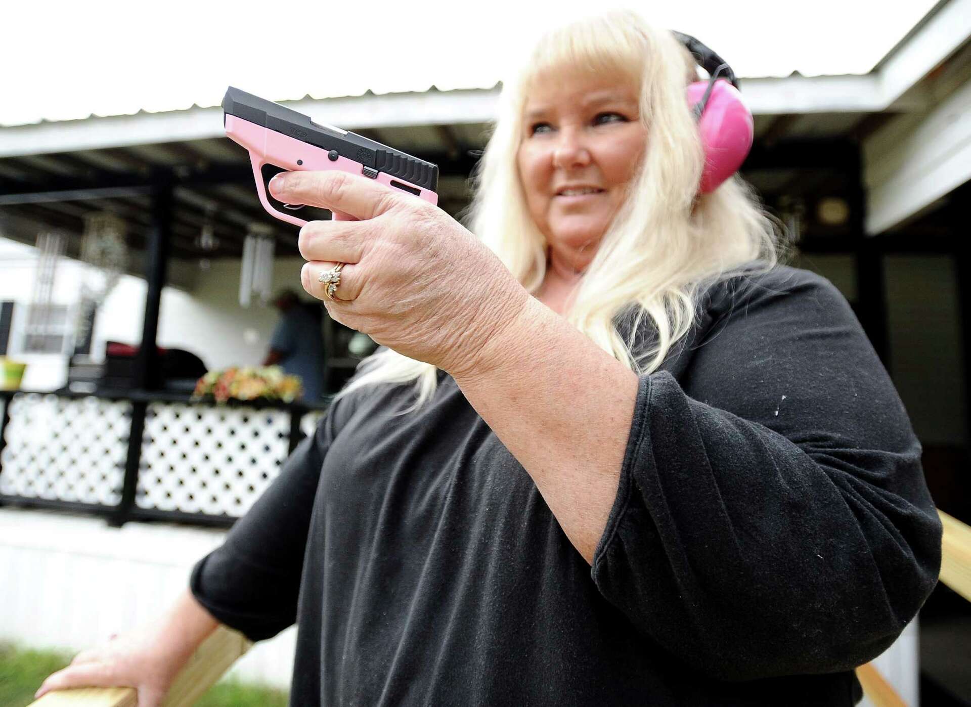 Gun companies target women with pink pistols