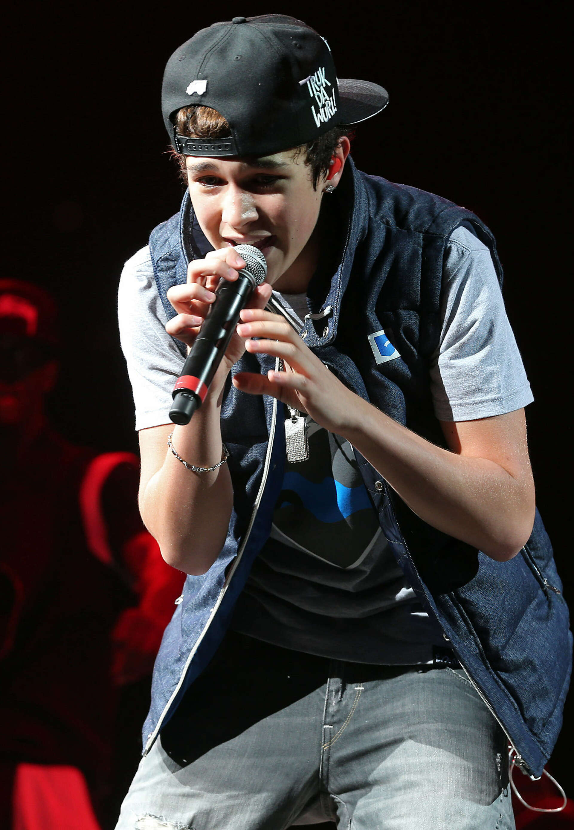 Austin Mahone delights young fans at rodeo