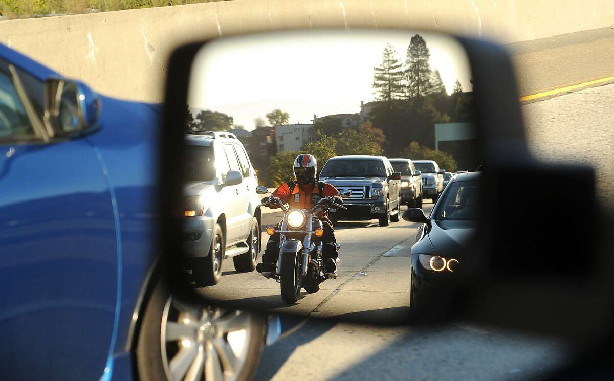 Мотоцикл в зеркале машины