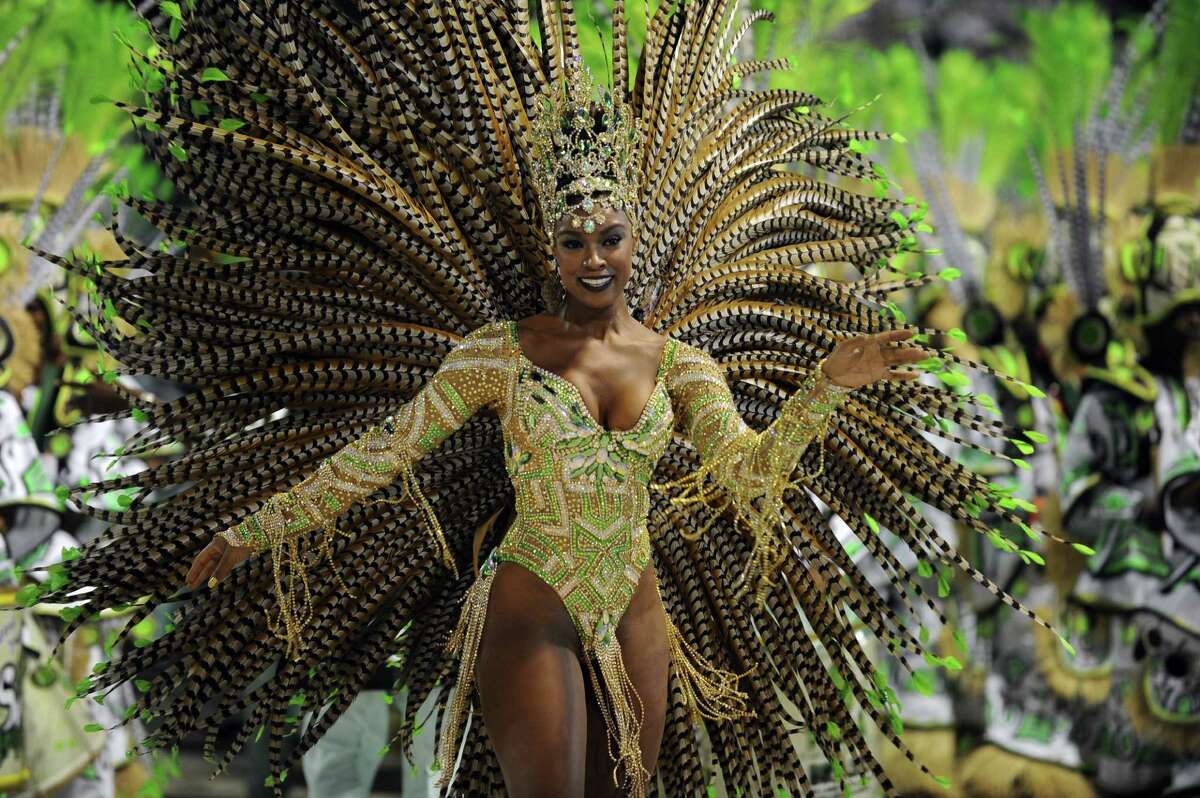 Una intérprete del grupo samba Imperatriz Leopoldinense baila durante la segunda noche de los desfiles de Carnaval.