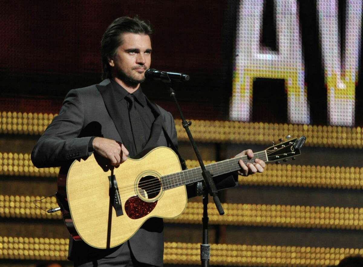 Juanes canta en la ceremonia de los Grammy el domingo 10 de febrero del 2013 en Los Angeles. (Foto por John Shearer/Invision/AP)