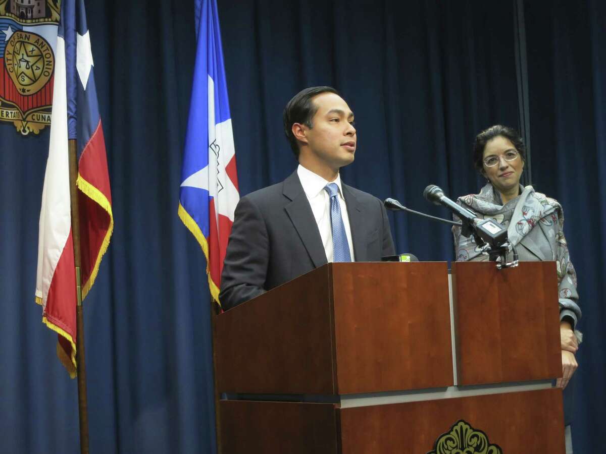 Mayor Julián Castro joins District 3 Councilwoman Leticia Ozuna Feb. 13 at City Hall to announce expansion of the city's broadband communications capability.