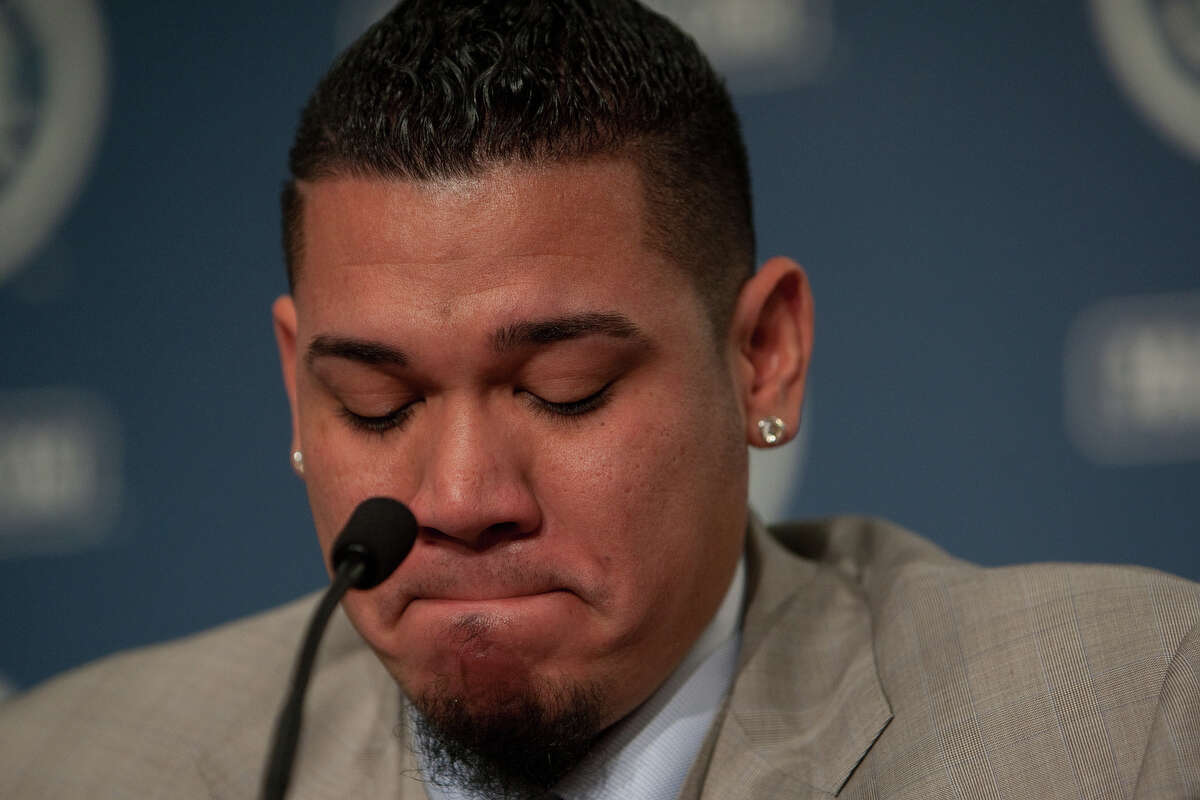 Felix Hernandez signs record deal with Mariners