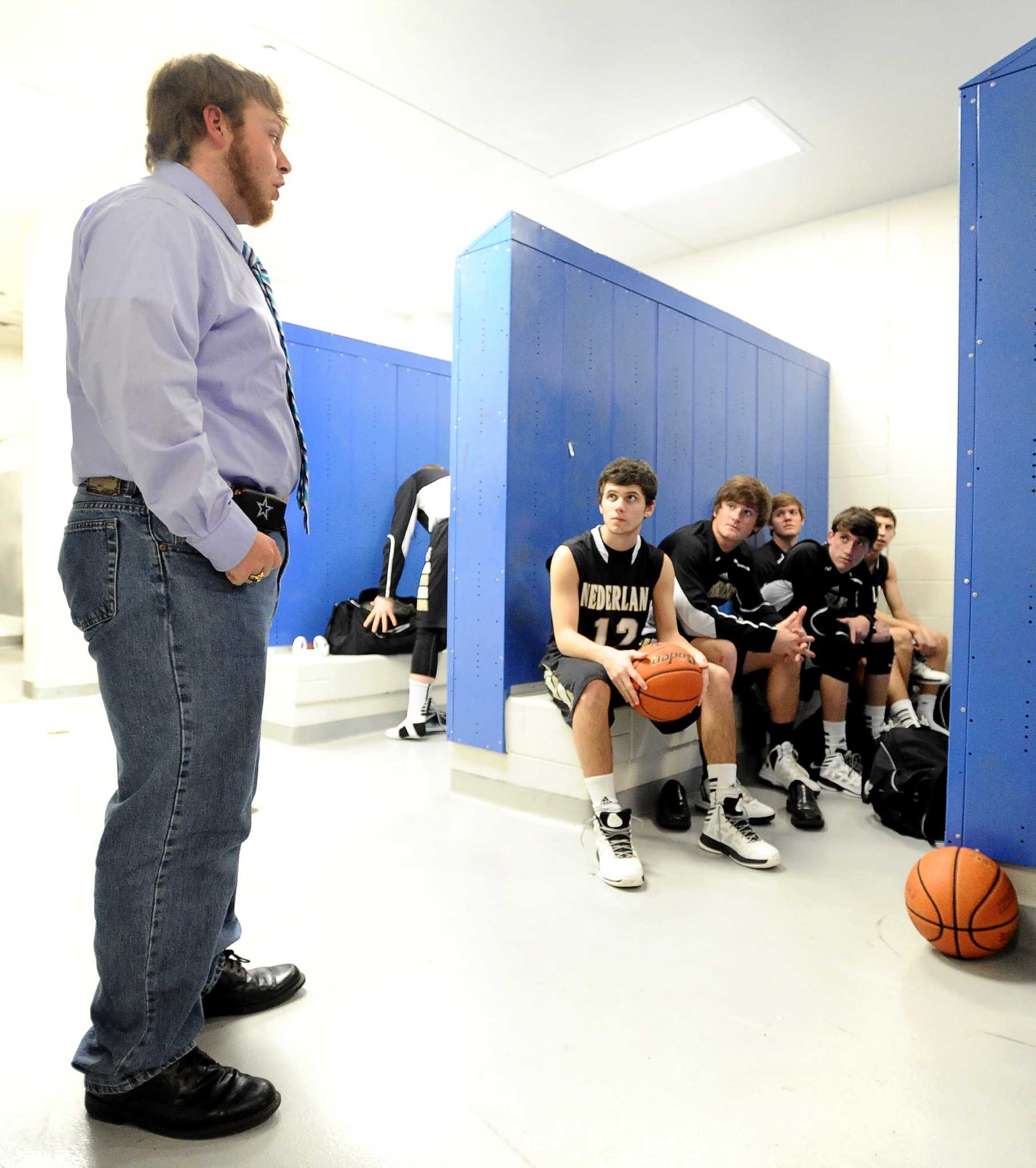 Nederland's Basketball Team Manager Uses His Words To Inspire Players