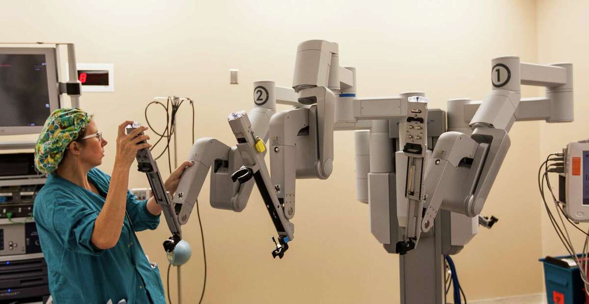 Advances in surgeries with robots reduce risks and trim recovery times