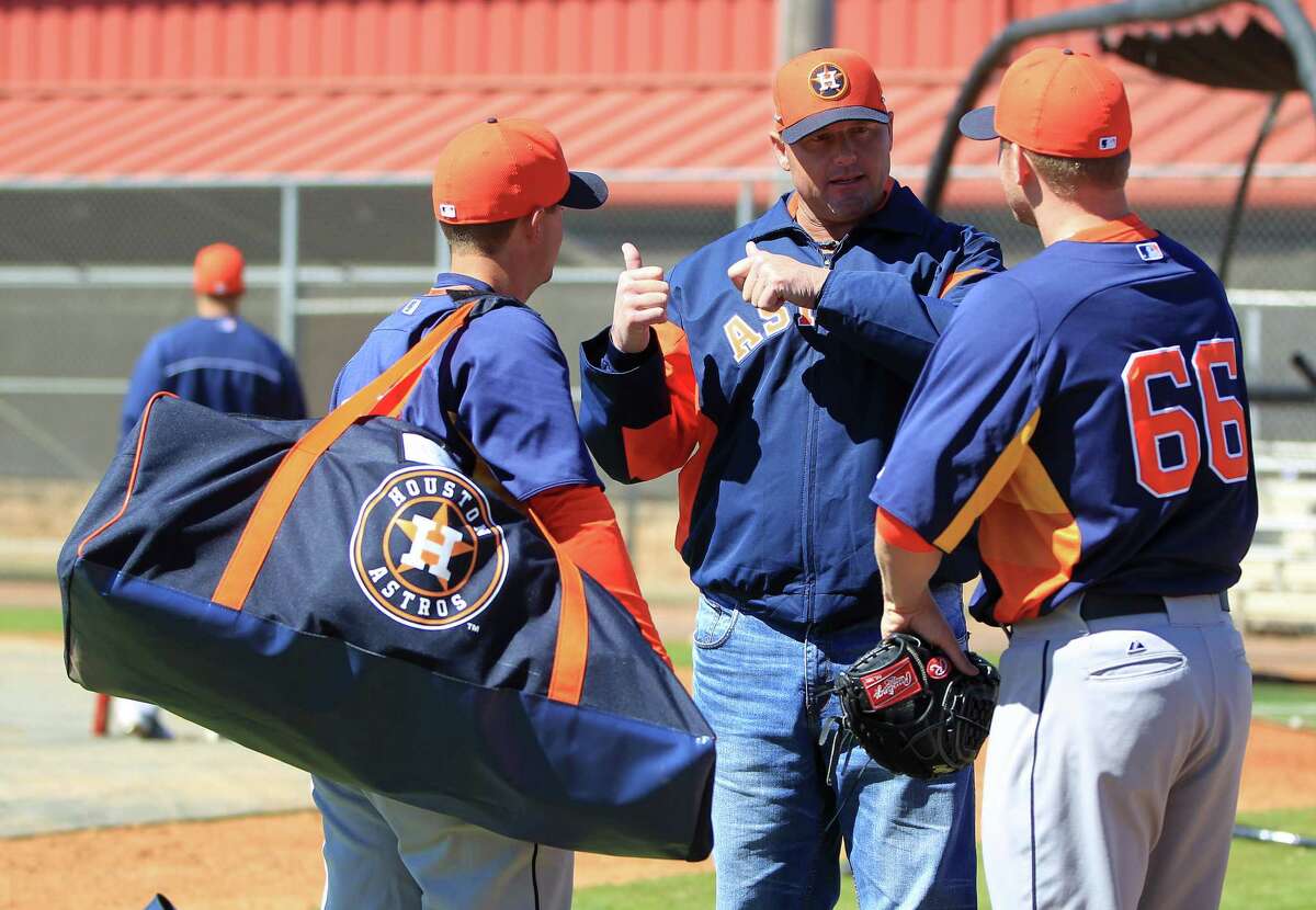 Roger Clemens talks to Houston Astros pitchers