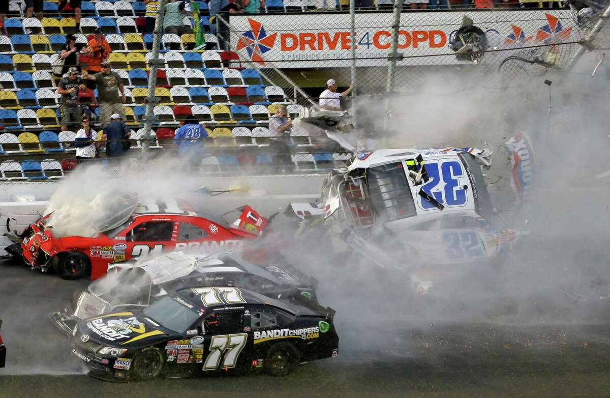 Crash at Daytona injures 33 fans