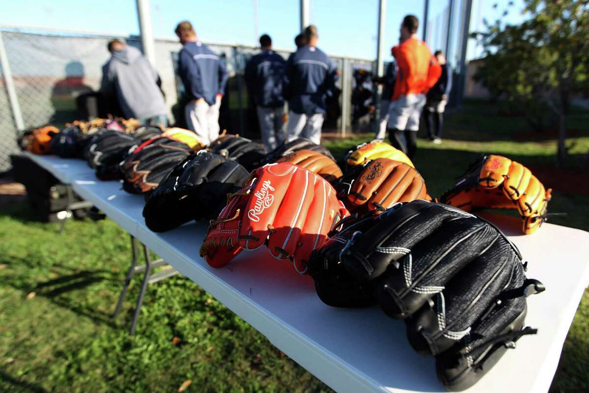 Nike's new baseball glove: No ball and twine required