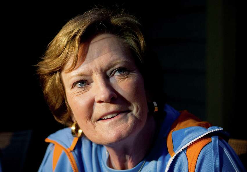 DOSSIER - Dans cette photo d'archive du 12 mars 2012, Pat Summitt parle à un journaliste à son domicile dans le comté de Blount, dans le Tennessee. L'ancienne entraîneure de basketball féminin du Tennessee Summitt écrit dans ses nouveaux mémoires qu'elle a du mal à se rappeler certains faits et chiffres de ses 38 année de carrière, mais qu'elle se souvient encore de chaque joueur qu'elle a jamais entraîné. Son livre, intitulé 