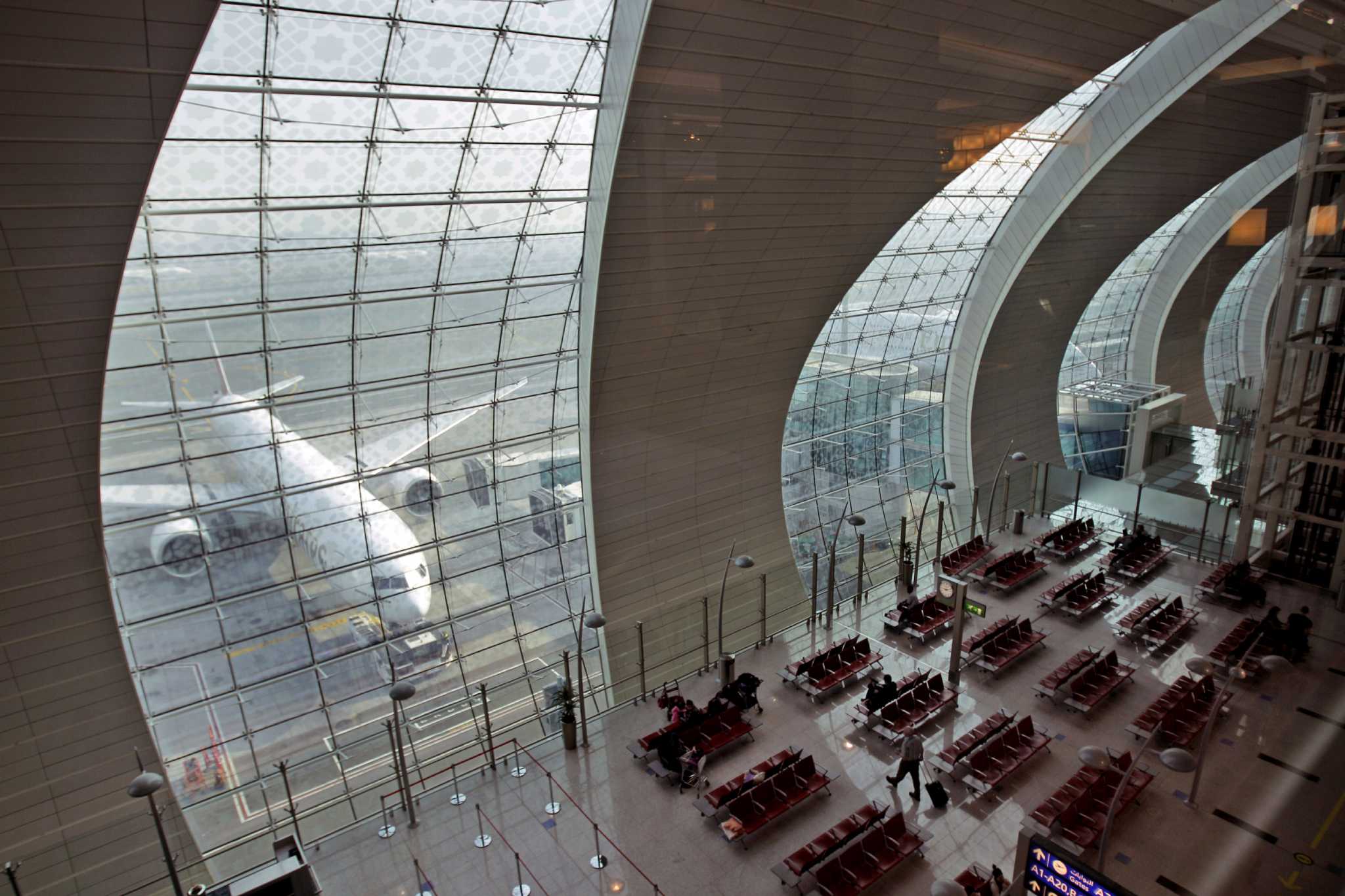 Аэропорт дубая закрыт. Аэропорт Дубай DXB. III Международный аэропорт Дубай. Международный аэропорт Дубай терминал 3. Международный аэропорт Дубай внутри.