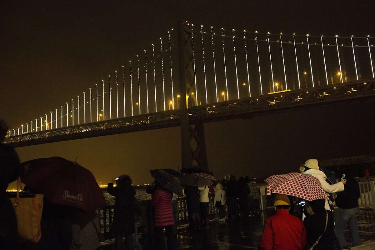 LED display puts Bay Bridge in new light