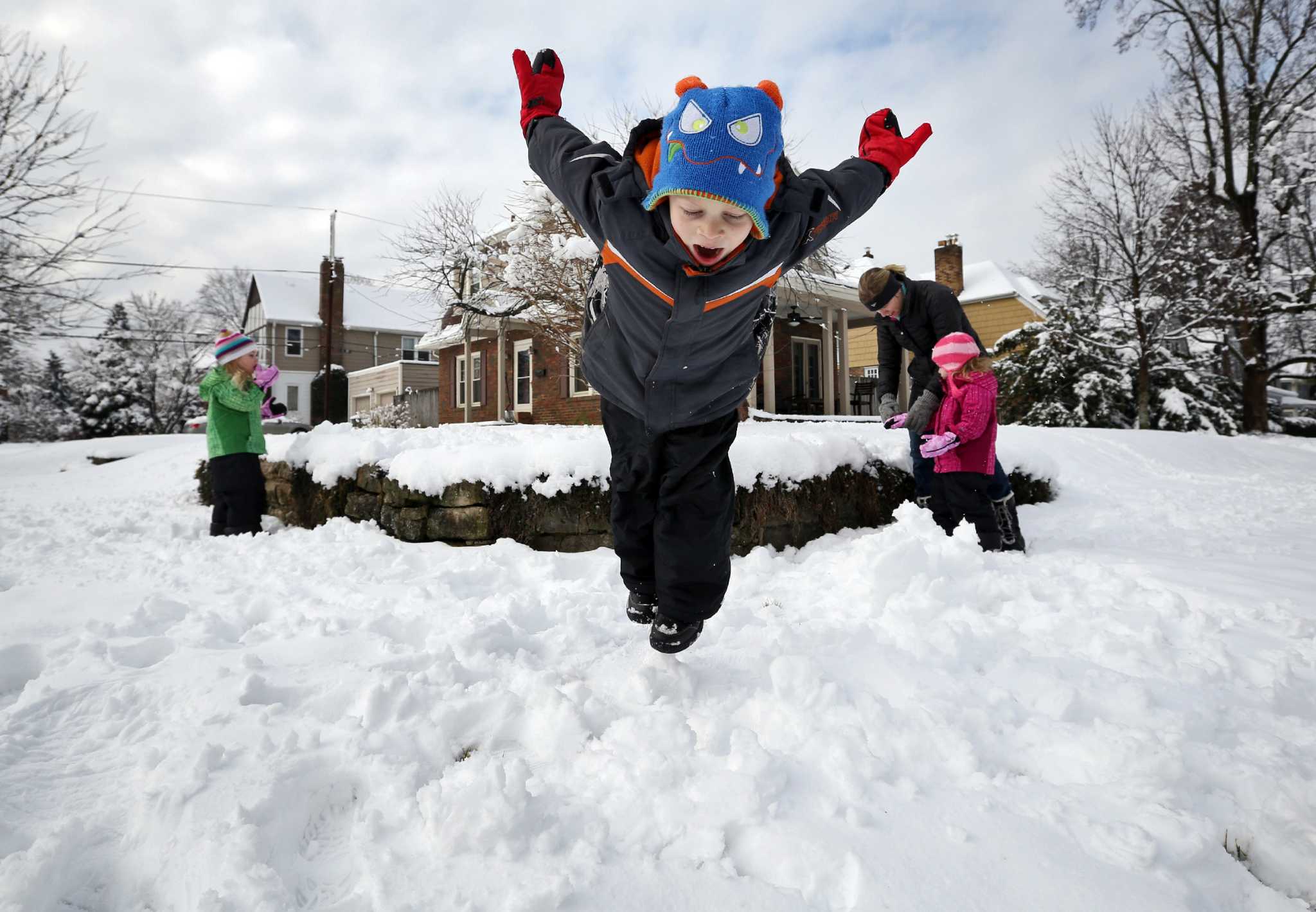 Повторяй снег. Зимние развлечения на улице. Зимние развлечения для детей. Развлечения для детей на улице зимой. Зимнее развлечение с детьми во дворе.