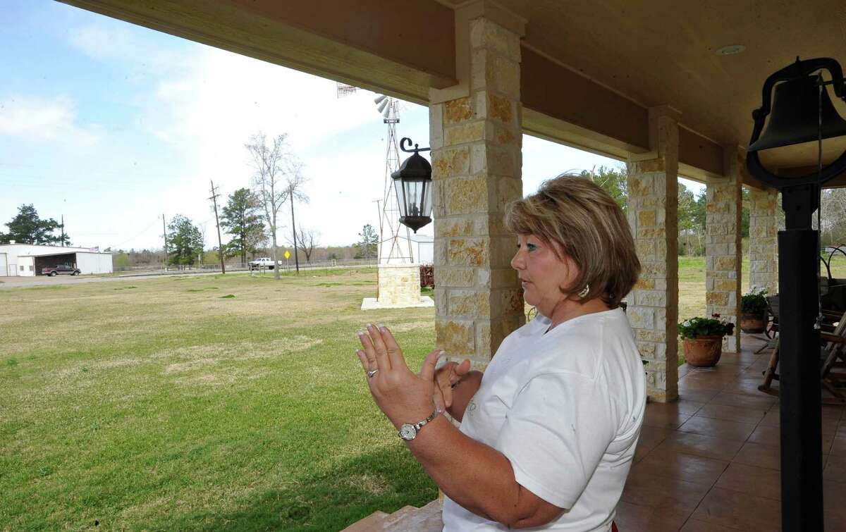 For Daisetta residents, sinkhole is just scenery now