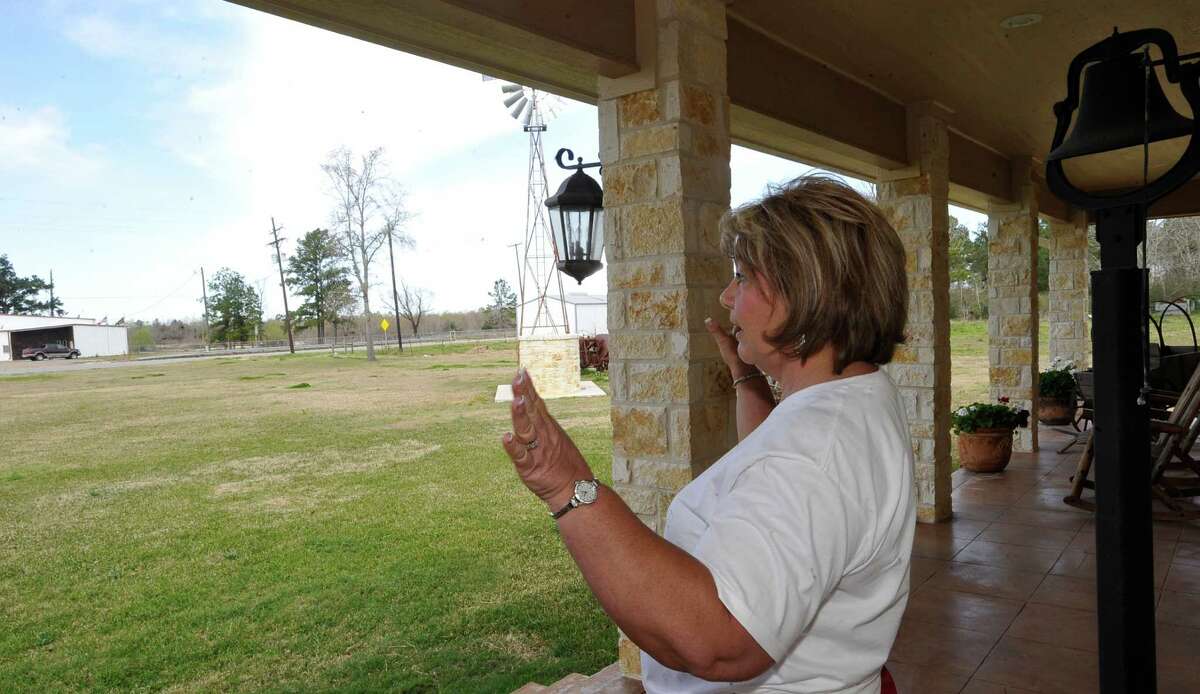 For Daisetta residents, sinkhole is just scenery now