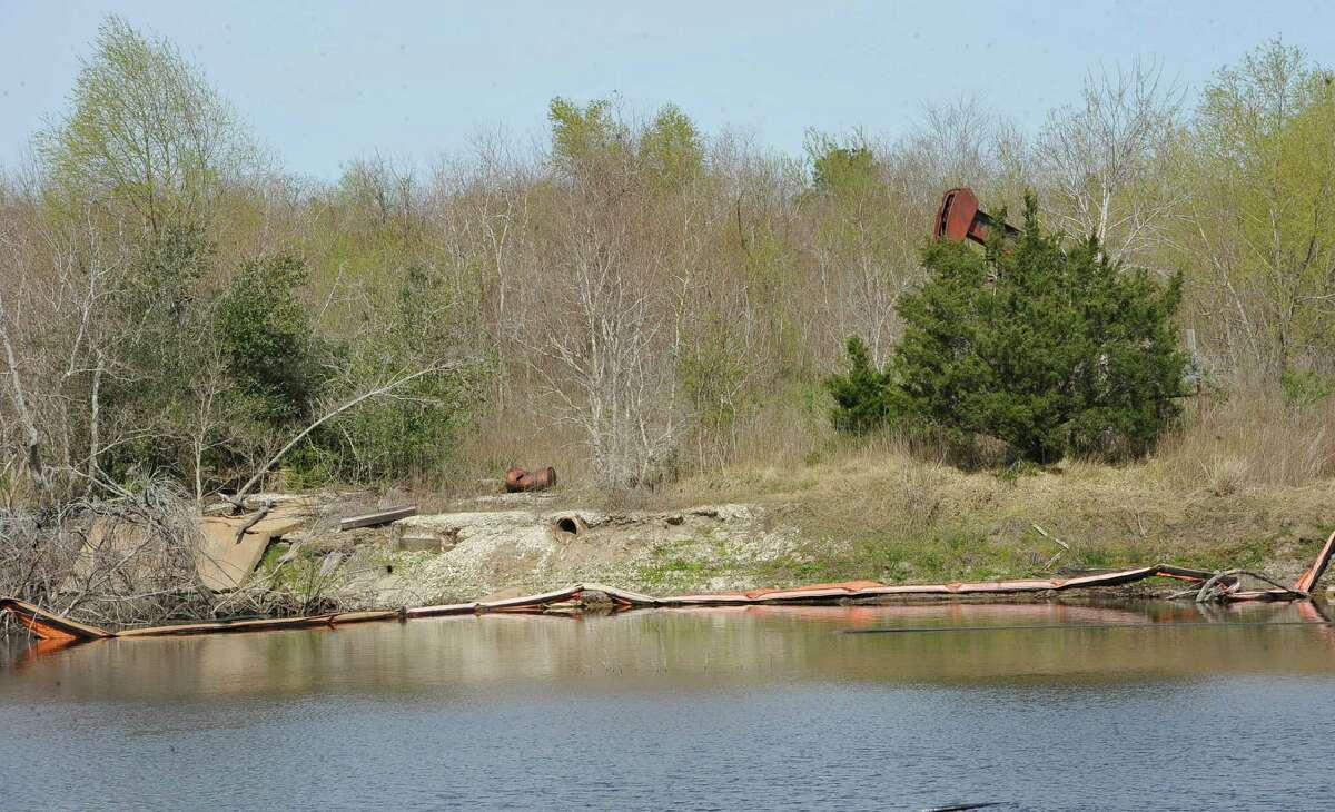 For Daisetta residents, sinkhole is just scenery now
