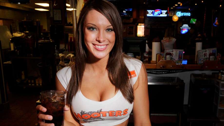 What It's Really Like To Be A Hooters Waitress