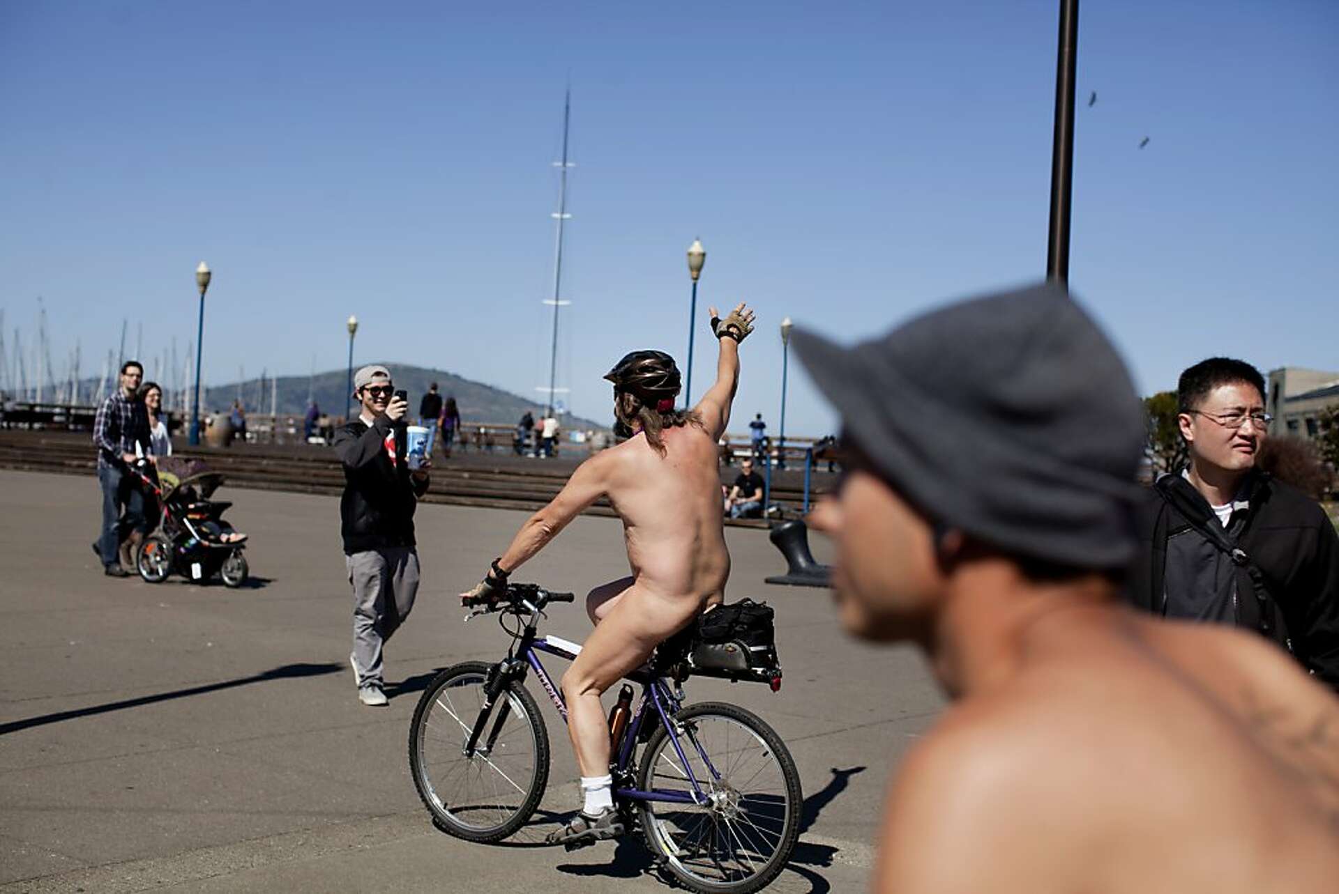 2015　nude insf public Group gets judge's OK to parade nude in S.F.