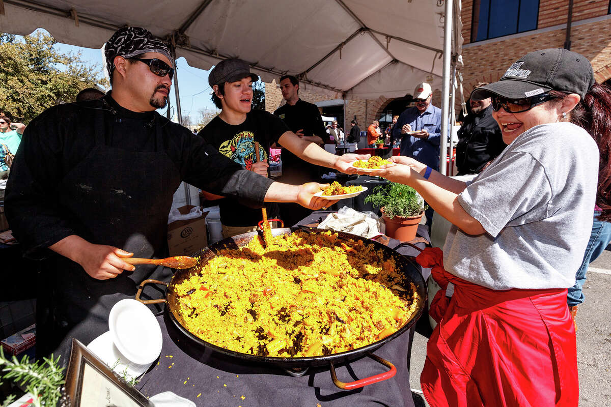 Chefs stir up joy at Paella Challenge