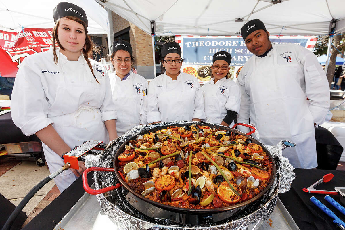 Chefs stir up joy at Paella Challenge