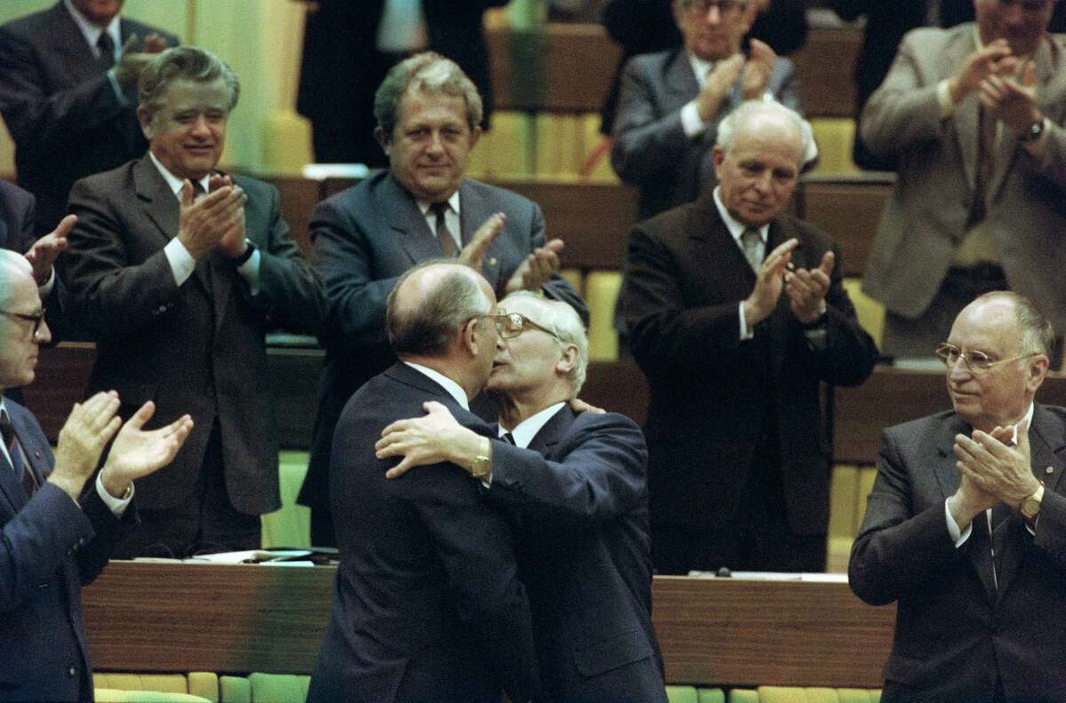 Роль горбачева в гдр кто играет. ГДР Горбачев 1986.