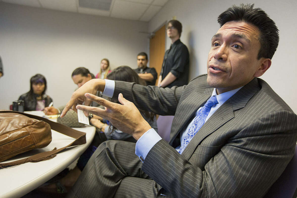 Tony Diaz, a Houston author and founder of the Libro-traficantes, likens two Texas bills to Arizona HB 2281, which dismantled the Mexican American Studies program in Tucson schools.