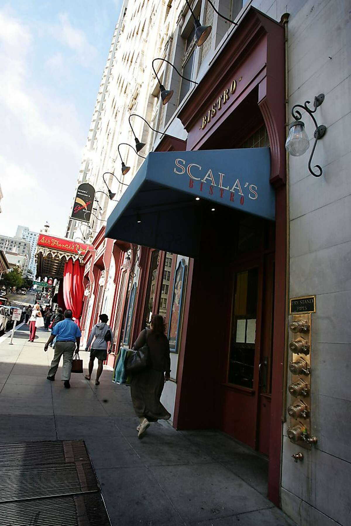 STREETDATE30_014_LH_.JPG Outside of Scala's Bistro, 432 Powell Street, near Union Square. Liz Hafalia/The Chronicle/San Francisco/8/23/07 ** cq
