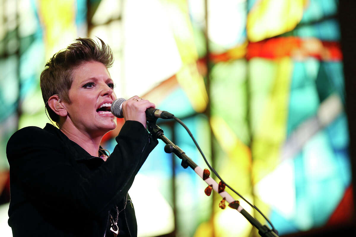 Natalie Maines leaves the country behind