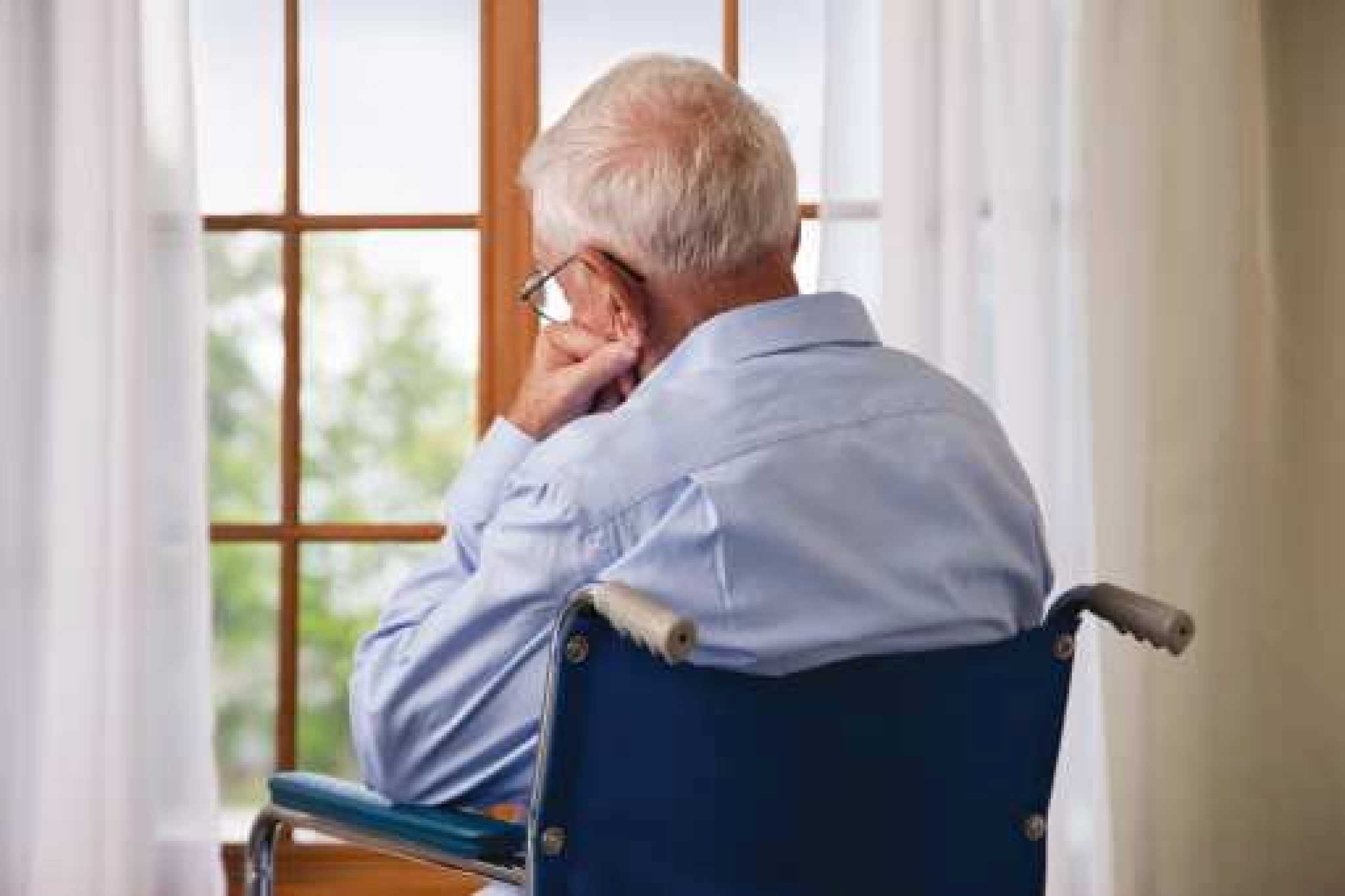 К старости человек чувствует глубокое разочарование. Пожилые люди. Стресс у пожилых. Одиночество пожилых. Трудности пожилых людей.