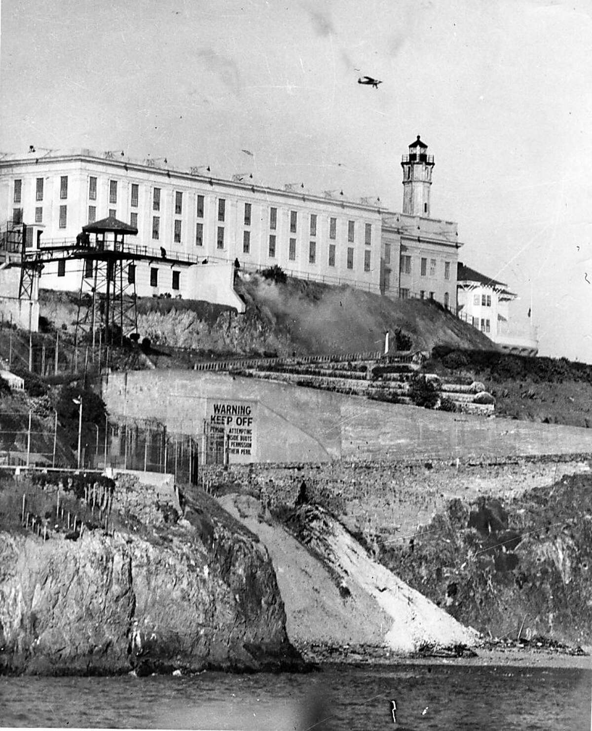 1946年5月3日，旧金山湾的阿尔卡特拉斯监狱，看守站在屋顶上，催泪瓦斯和手榴弹烟雾笼罩着牢房，对被困在大楼里的骚乱囚犯的行动仍在继续。在1946年5月2日至4日的越狱企图中，两名警卫和三名囚犯被杀。11名警卫和一名罪犯也受伤。
