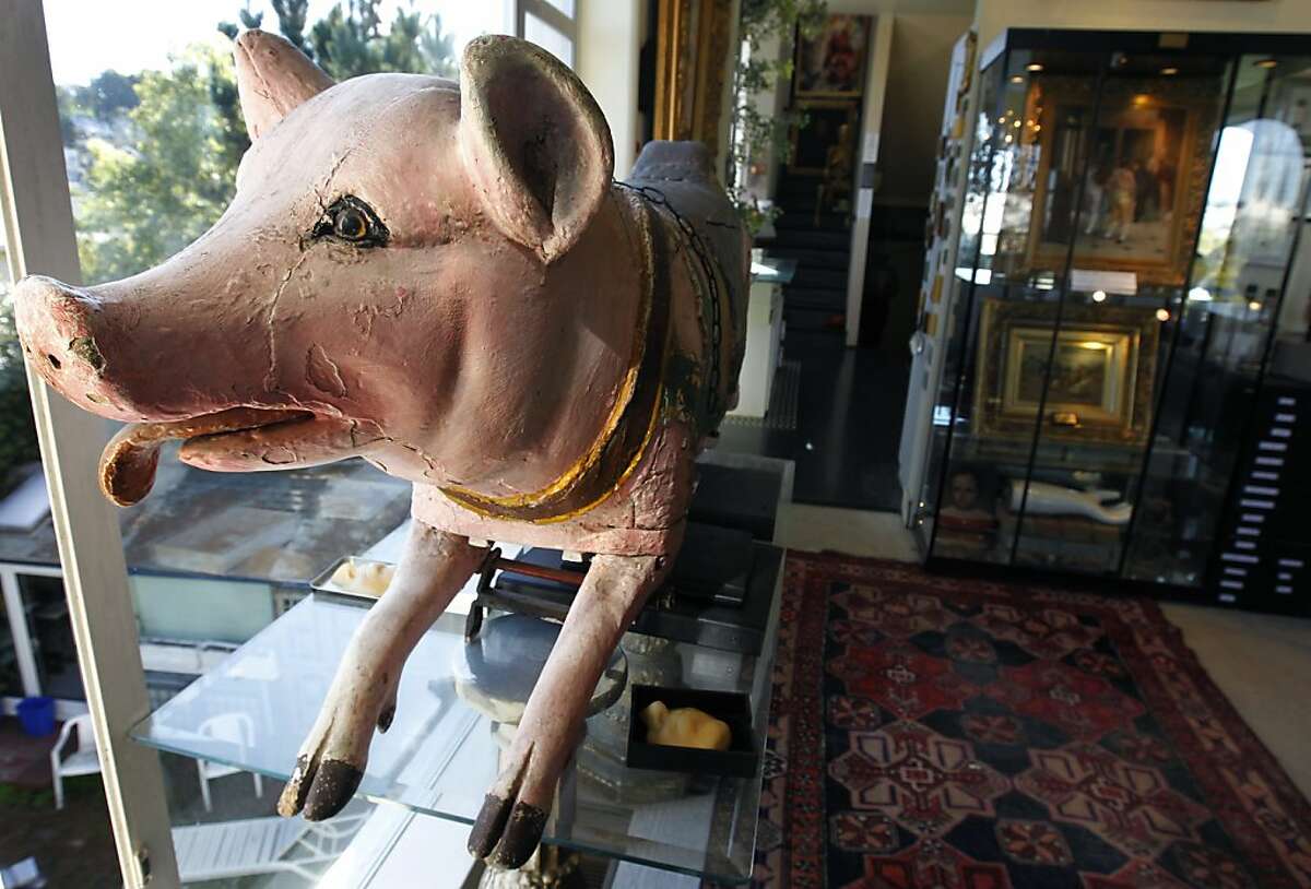 2013年2月15日，星期五，在加州旧金山鲍勃·普里蒂金的家中，展出了一尊猪雕。