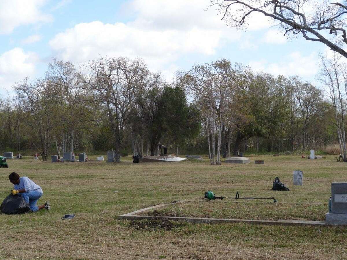 Hundreds of unmarked graves found in League City