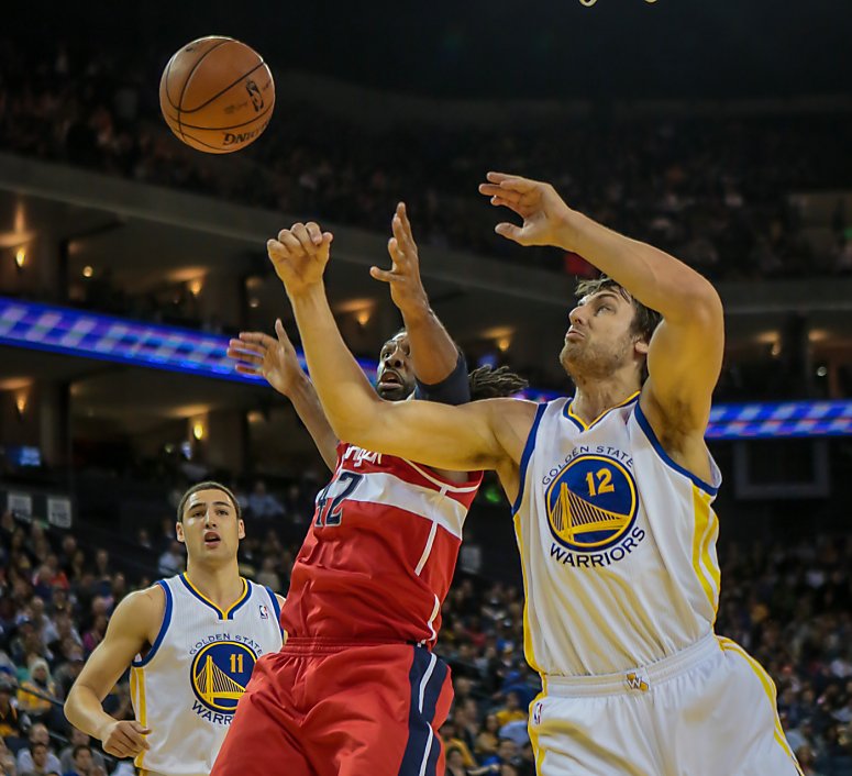 Curry turns ankle in Warriors' win