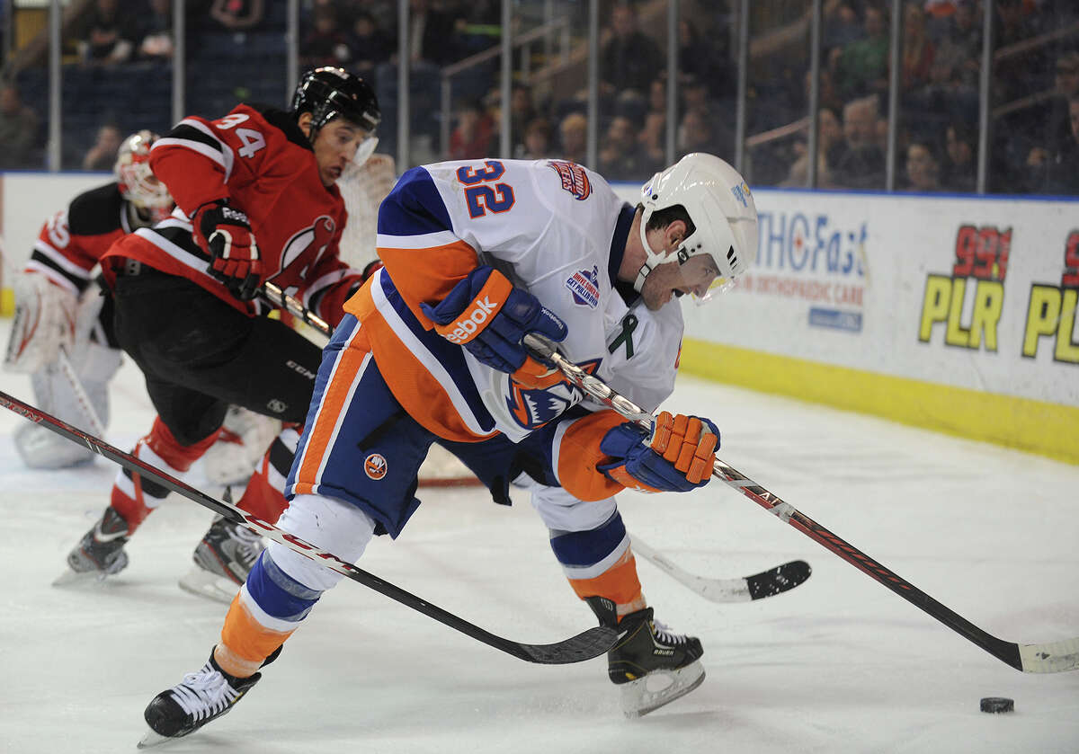 Hill's 2 goals spark Sound Tigers