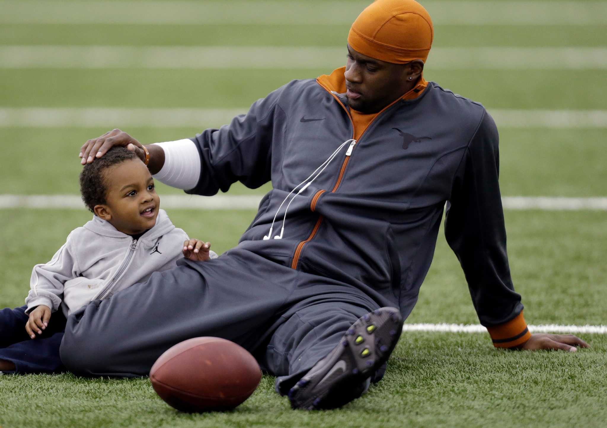 Vince Young's son sings 'The Eyes of Texas' on Longhorn Network