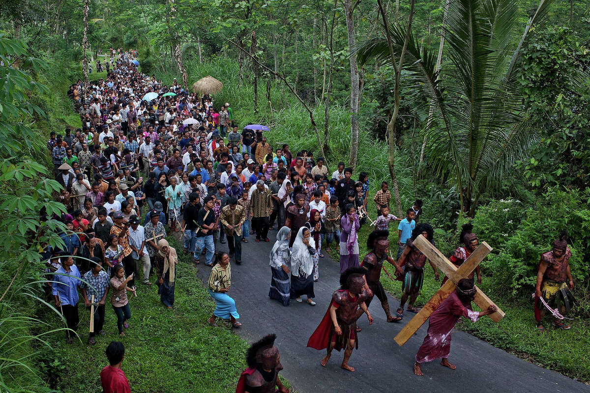 Holy Week Around The World 