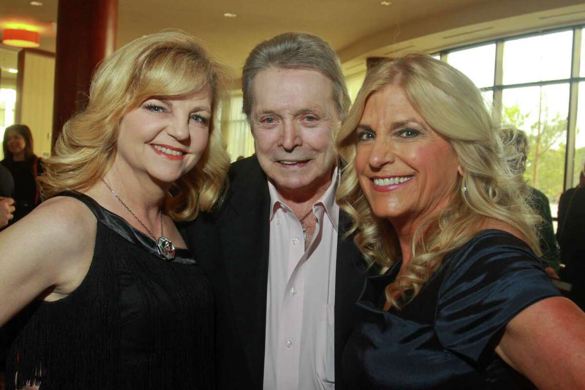 Mickey Gilley with Kim Padgett, left, and Vicki Garcia Lehner