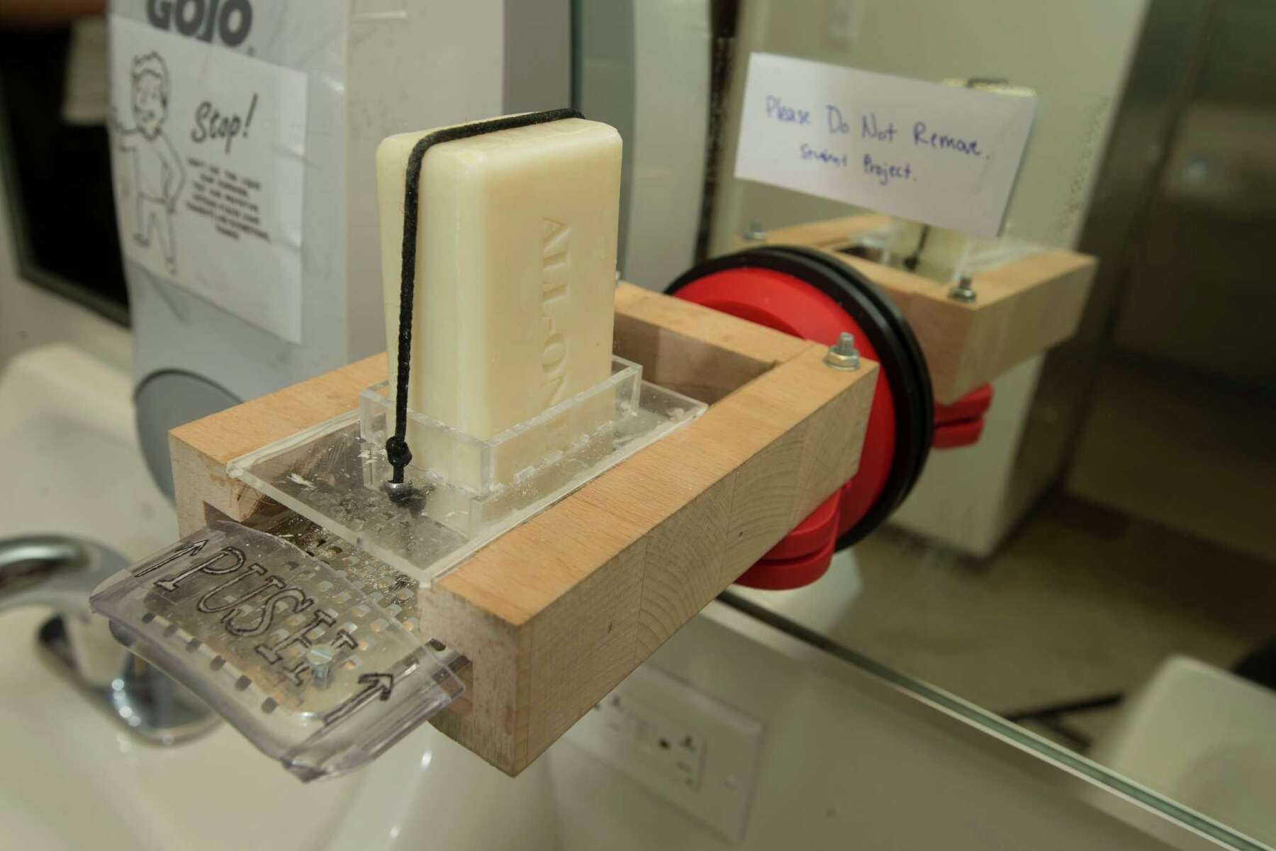 Dispenser Shaves Soap-Bars Into Fluffy Flakes