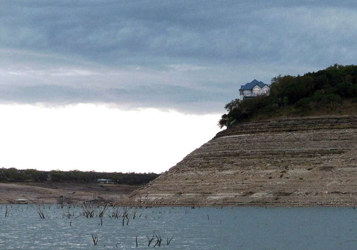 Watch Medina Lake slowly disappear with timelapse satellite photos