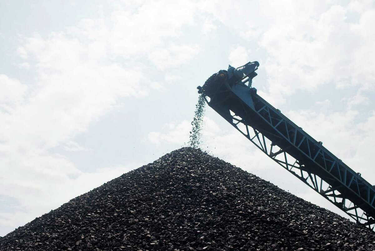 Coal is cleaned, crushed and refined to be shipped to a power plant at an open-pit strip mine run by Western Kentucky Minerals near Owensboro, Ky., Aug. 1, 2012. (Ben Sklar/The New York Times)