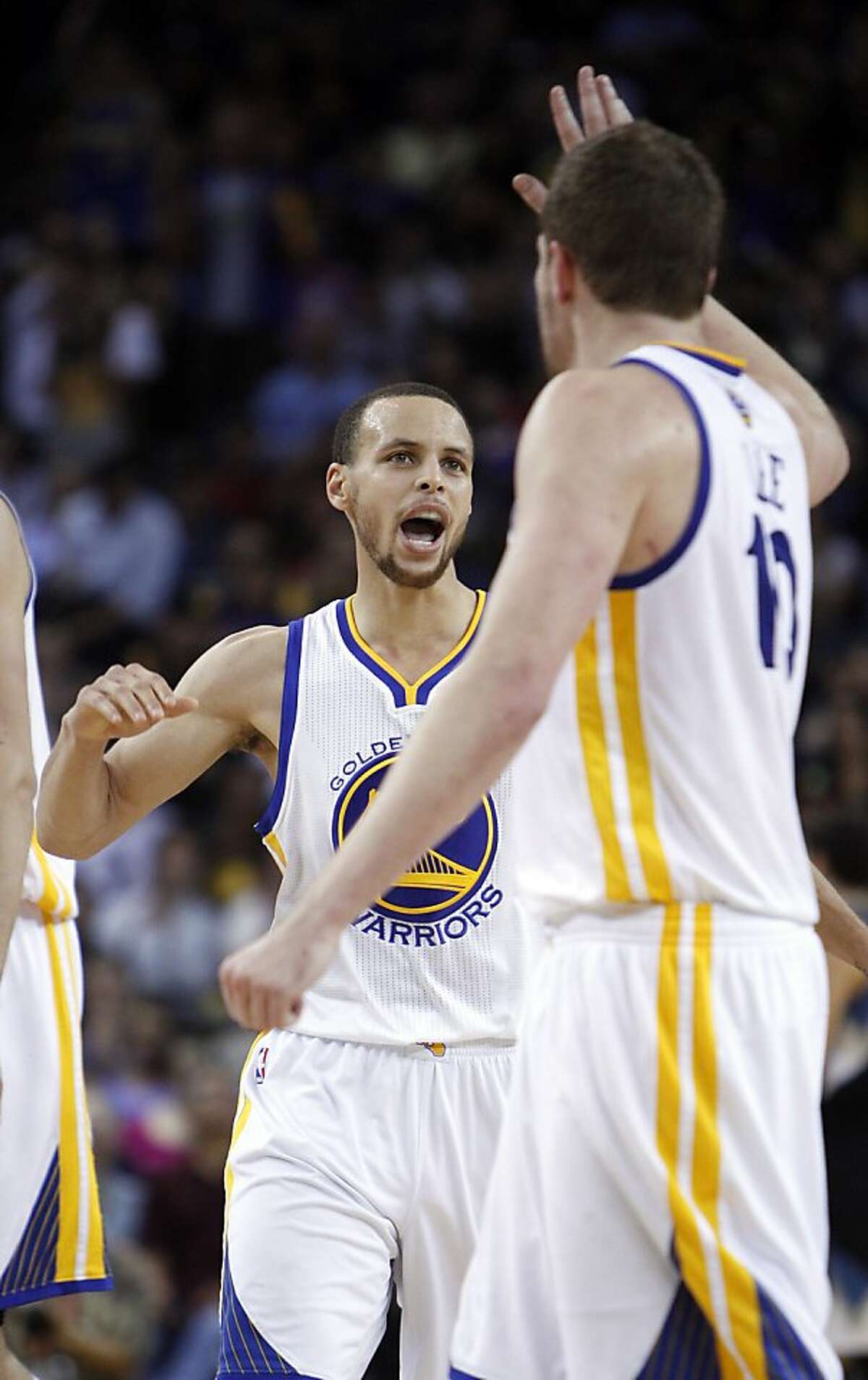 Warriors beat T'wolves, clinch playoffs