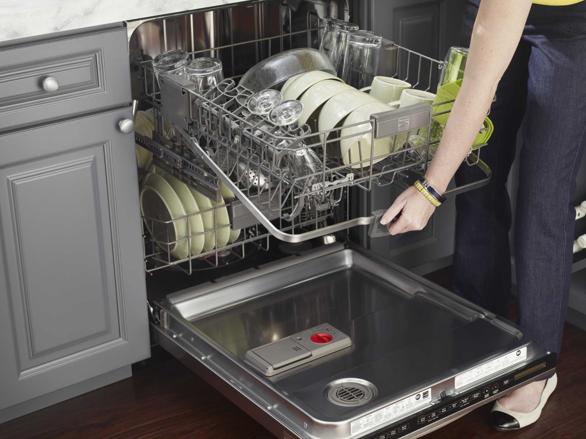Сборка посудомоечной машины. Посуда в посудомойке. Укладка посуды в посудомоечной машине. Расположение посуды в посудомоечной. Загрузка посуды в посудомоечную машину.