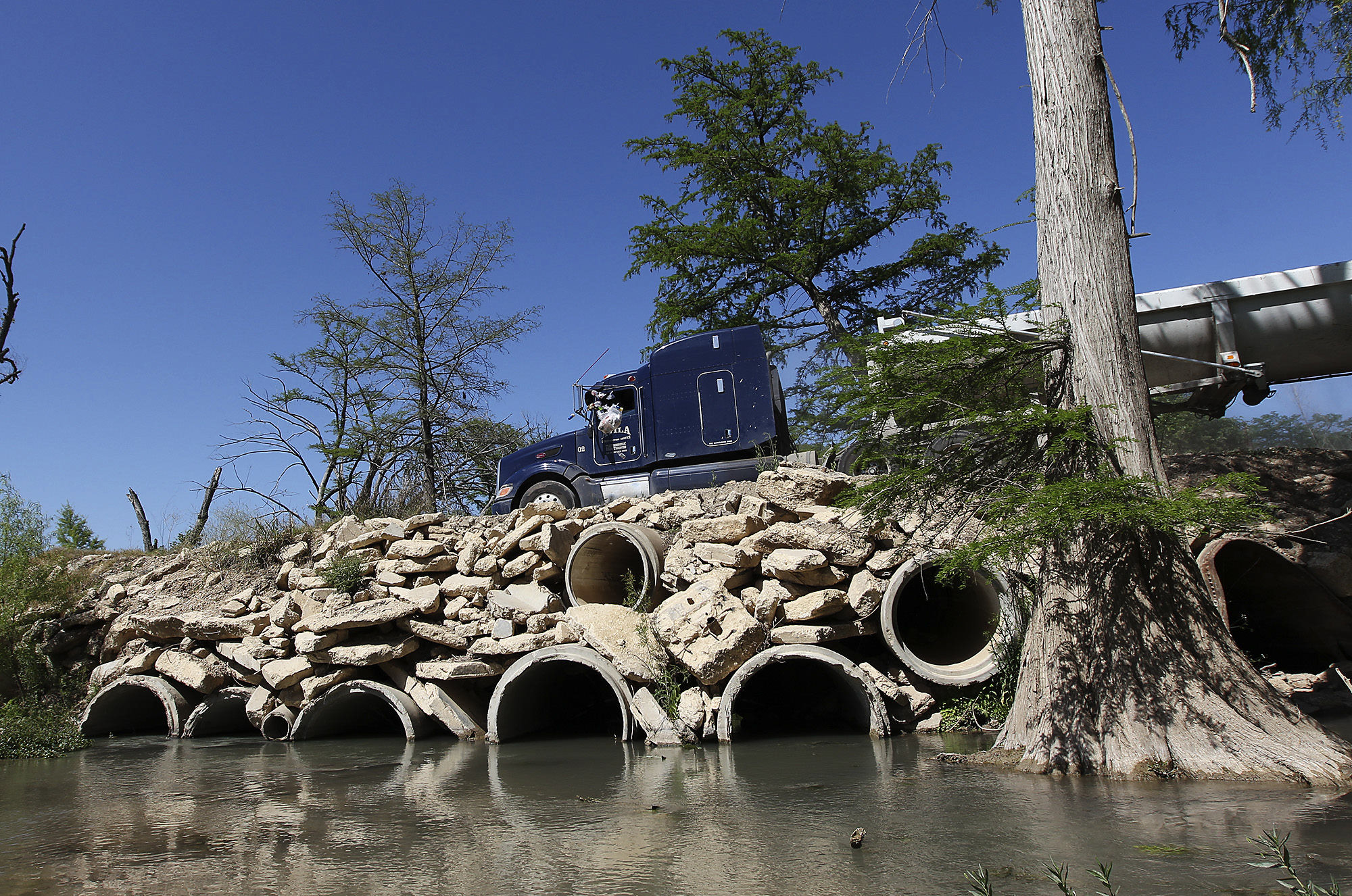 Agency says bridge on Medina River must be removed